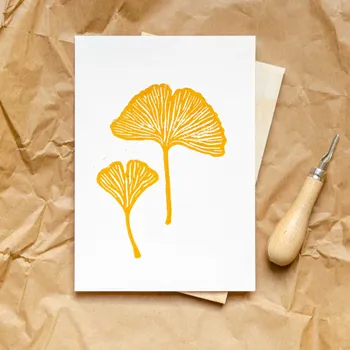 Ginkgo linosnede afdruk A5 in okergeel